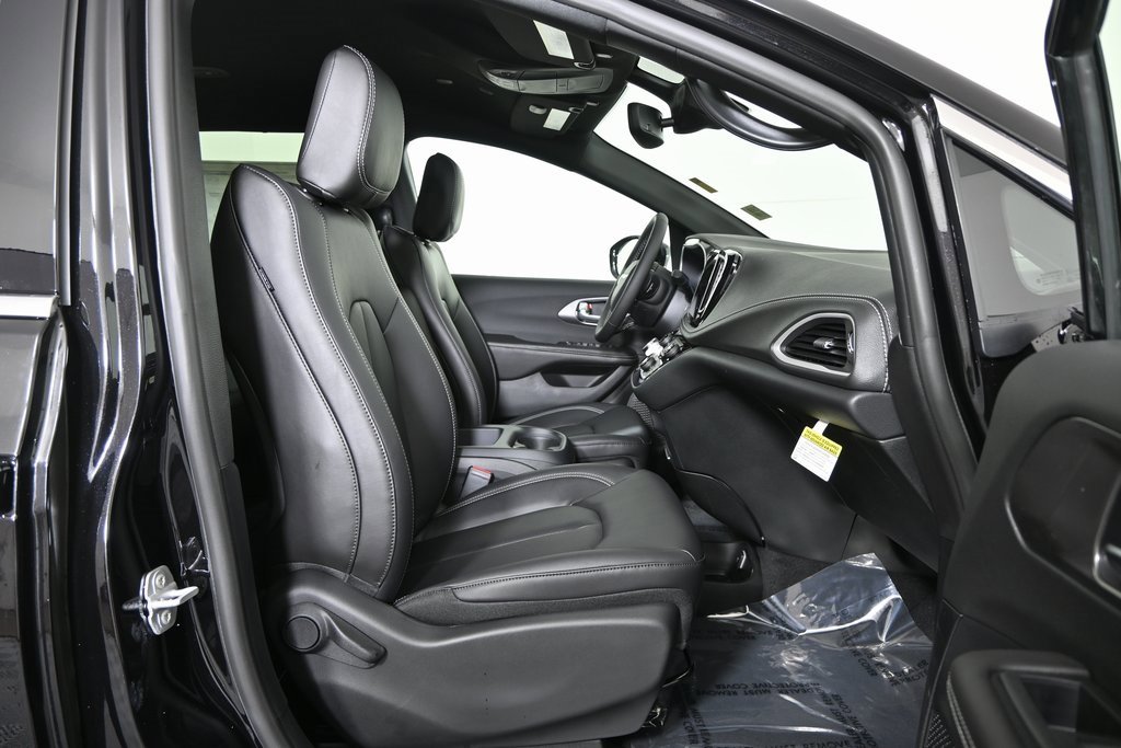New 2026 Chrysler Pacifica Select image 13