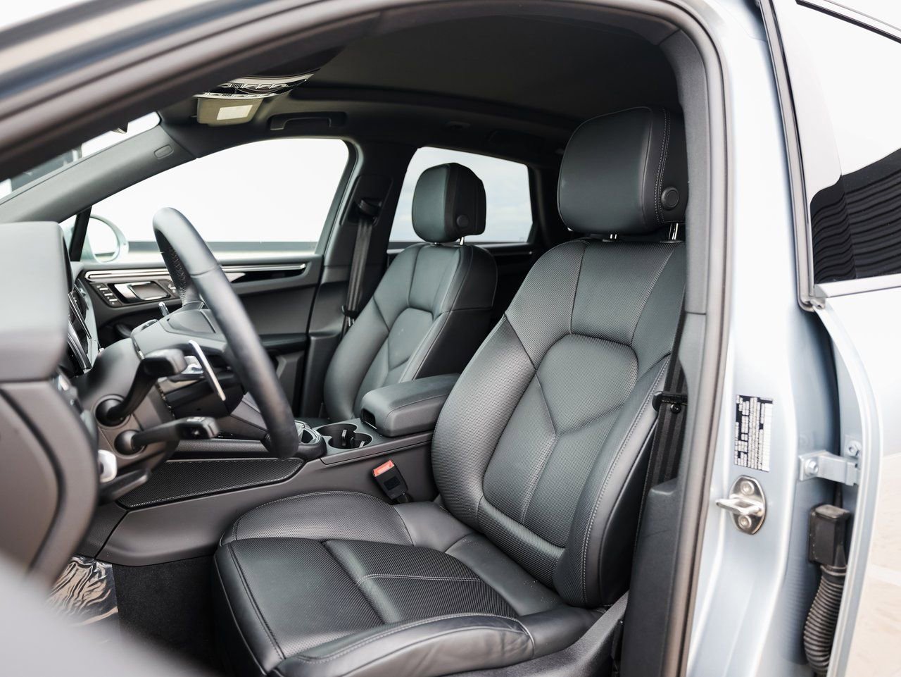 Certified 2025 Porsche Macan image 5
