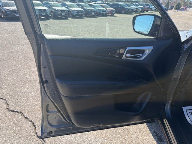 Used 2019 Nissan Pathfinder SV image 10