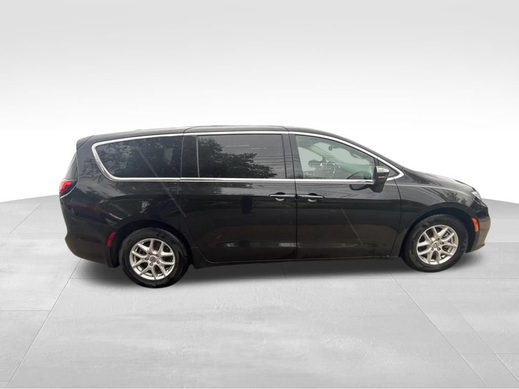 Used 2023 Chrysler Pacifica Touring-L FWD image 8