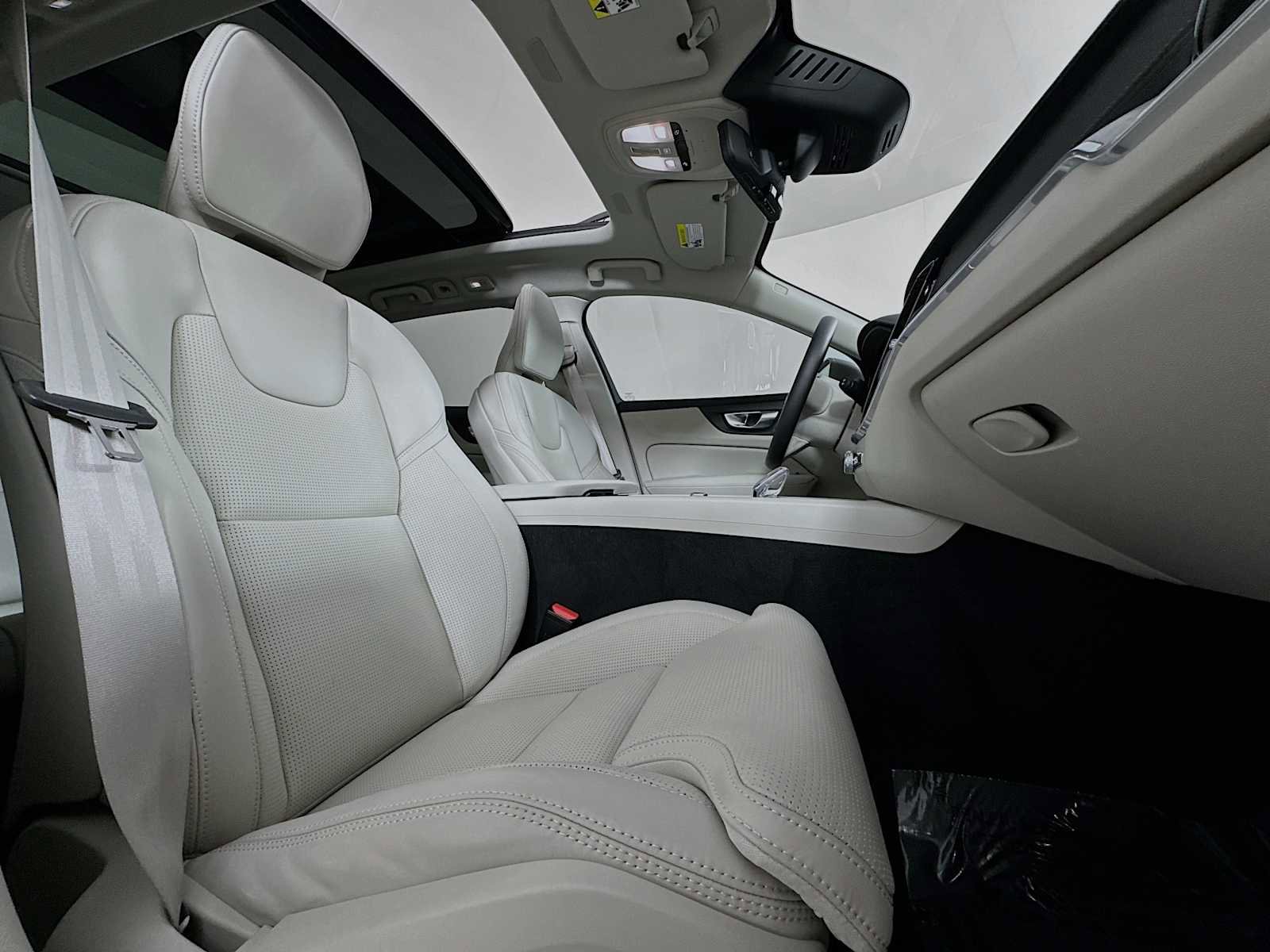 Used 2025 Volvo V60 B5 Cross Country Ultra w/ Protection Package Premier image 27