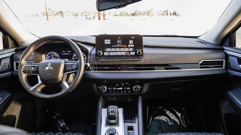 Used 2024 Mitsubishi Outlander SEL FWD image 15