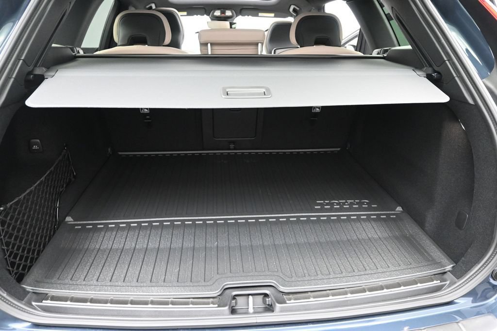 New 2026 Volvo XC60 T8 Plus w/ Climate Package AWD/4WD image 15