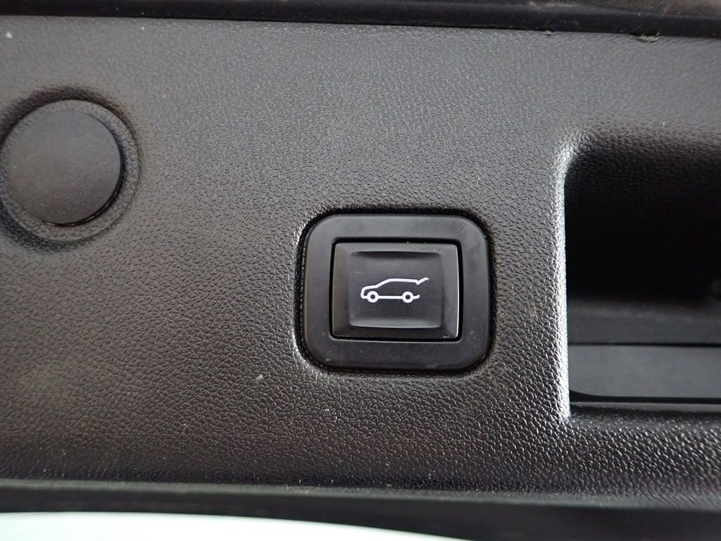 Used 2018 Chevrolet Equinox Premier FWD image 17