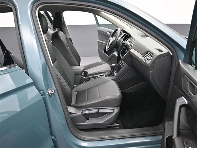 Used 2020 Volkswagen Tiguan SE w/ Panoramic Sunroof Package image 35