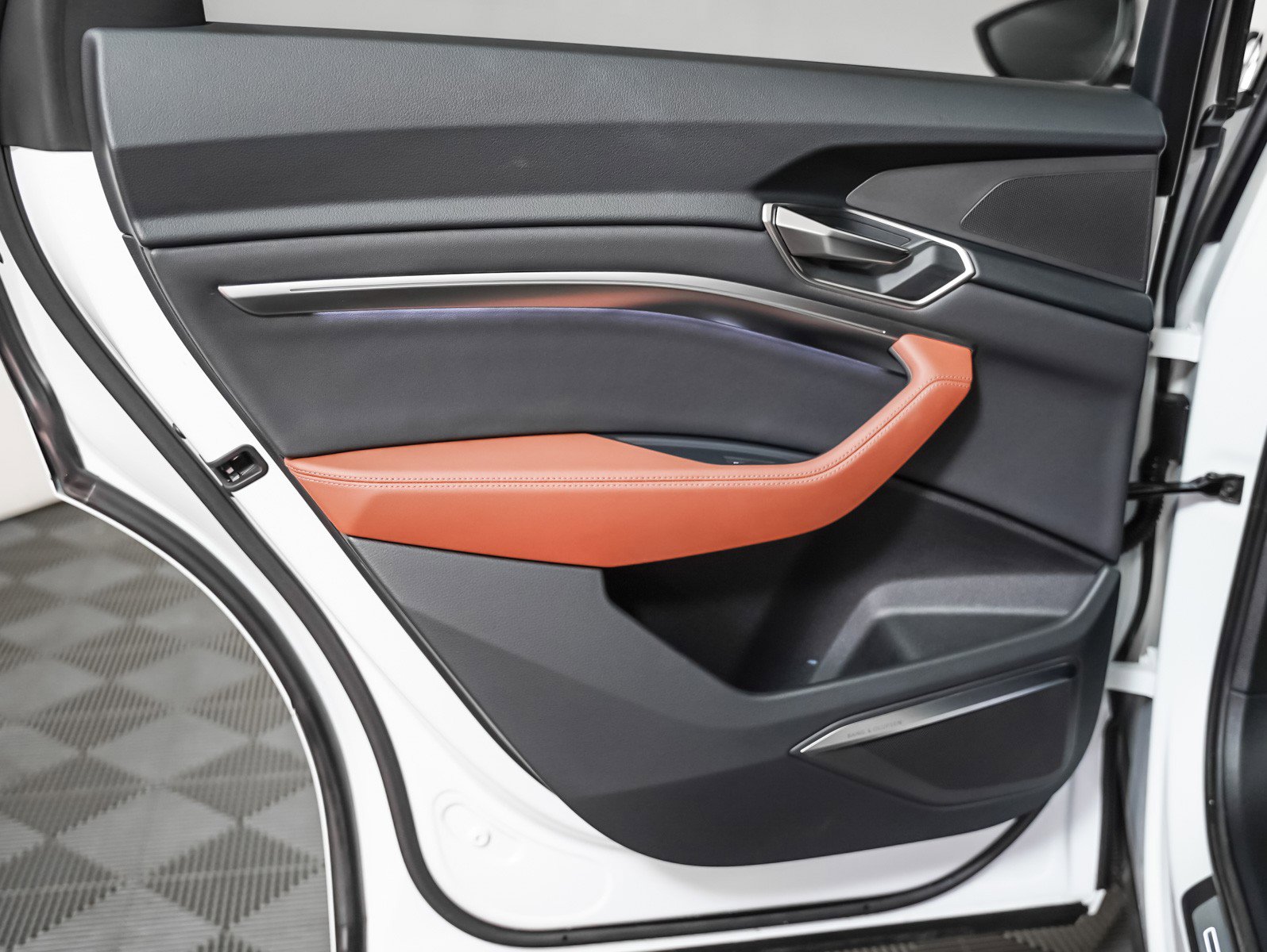 Used 2024 Audi Q8 e-tron Premium Plus image 24