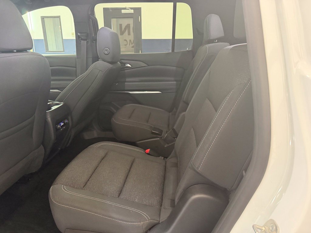 Used 2025 Chevrolet Traverse LT FWD image 32