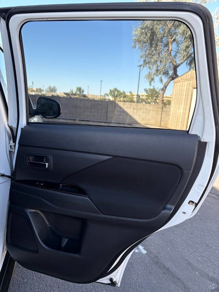 Used 2017 Mitsubishi Outlander ES image 29