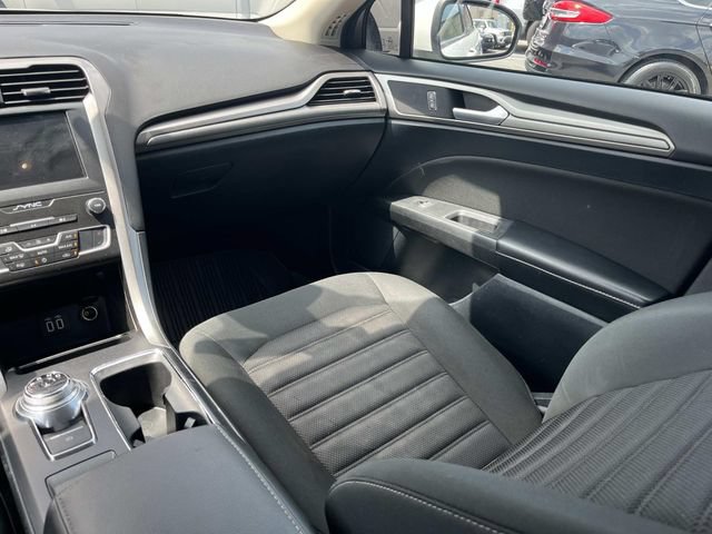 Used 2019 Ford Fusion SE FWD image 13