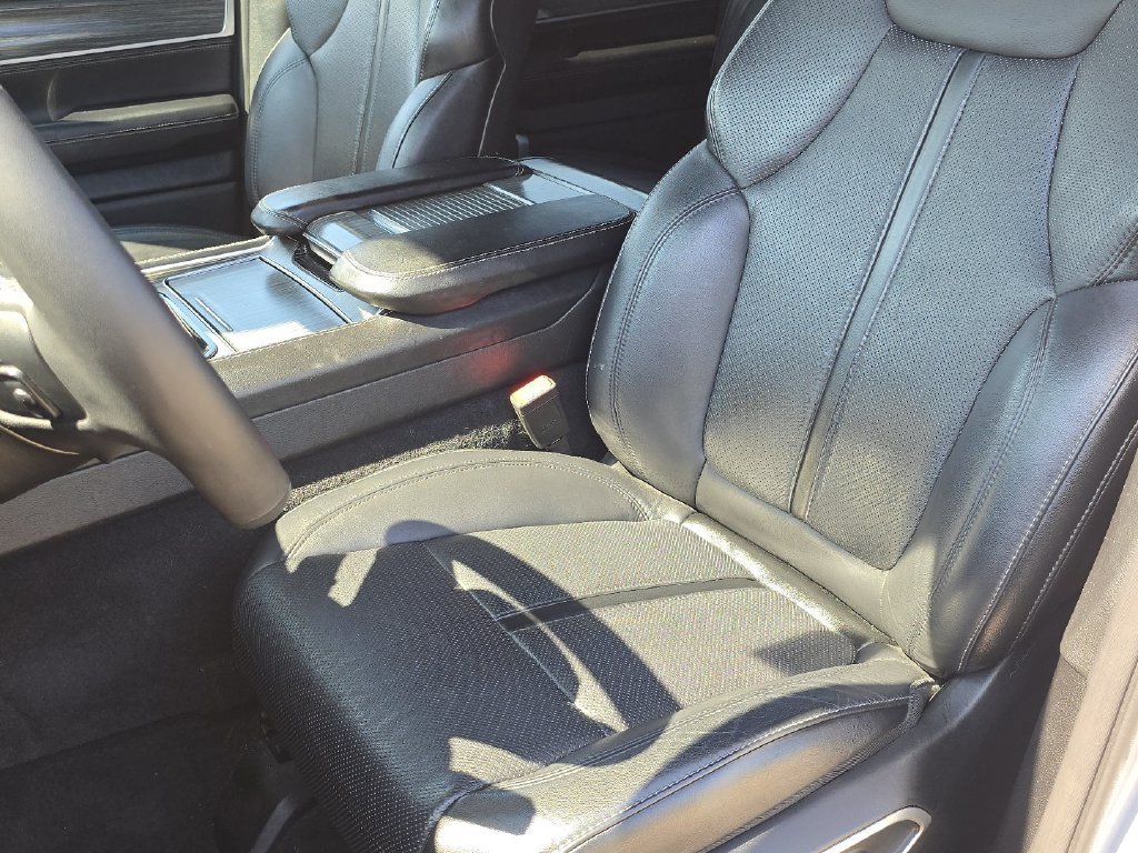 Used 2024 Jeep Wagoneer Series II w/ Flexible Seating Group AWD/4WD image 32