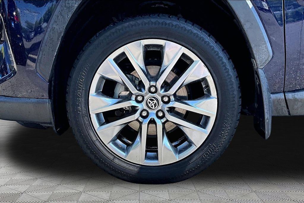 Used 2020 Toyota RAV4 XLE Premium AWD/4WD image 25