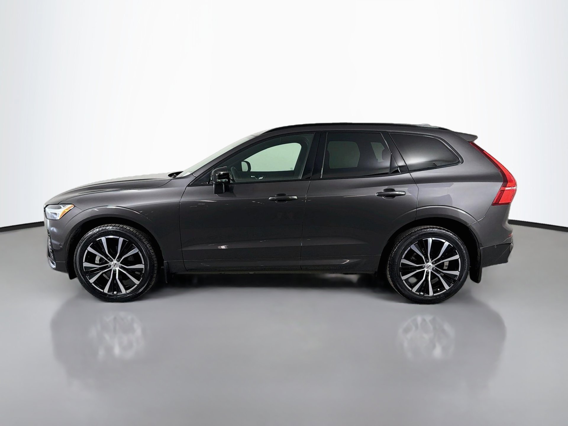 Certified 2024 Volvo XC60 B5 Plus w/ Protection Package Premier AWD/4WD image 9