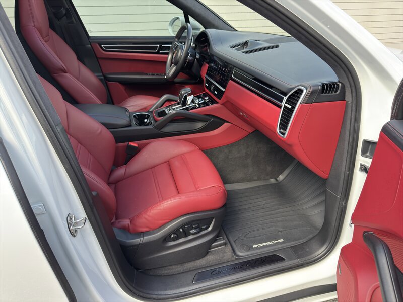 Used 2022 Porsche Cayenne GTS AWD/4WD image 31