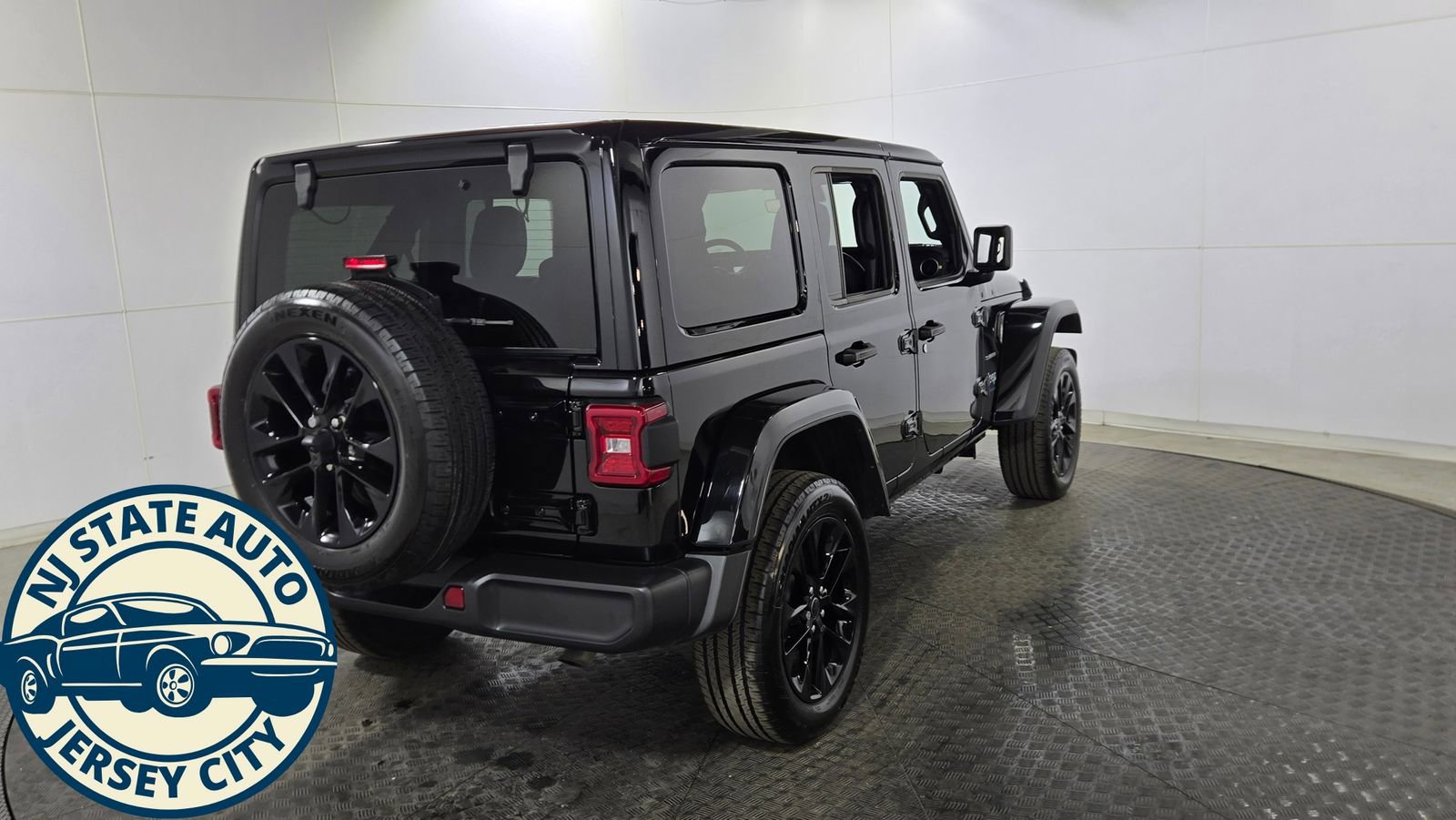 Used 2024 Jeep Wrangler Unlimited Sahara w/ Technology Group image 7