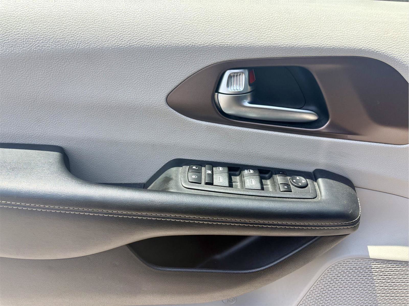 Used 2023 Chrysler Voyager LX FWD image 17