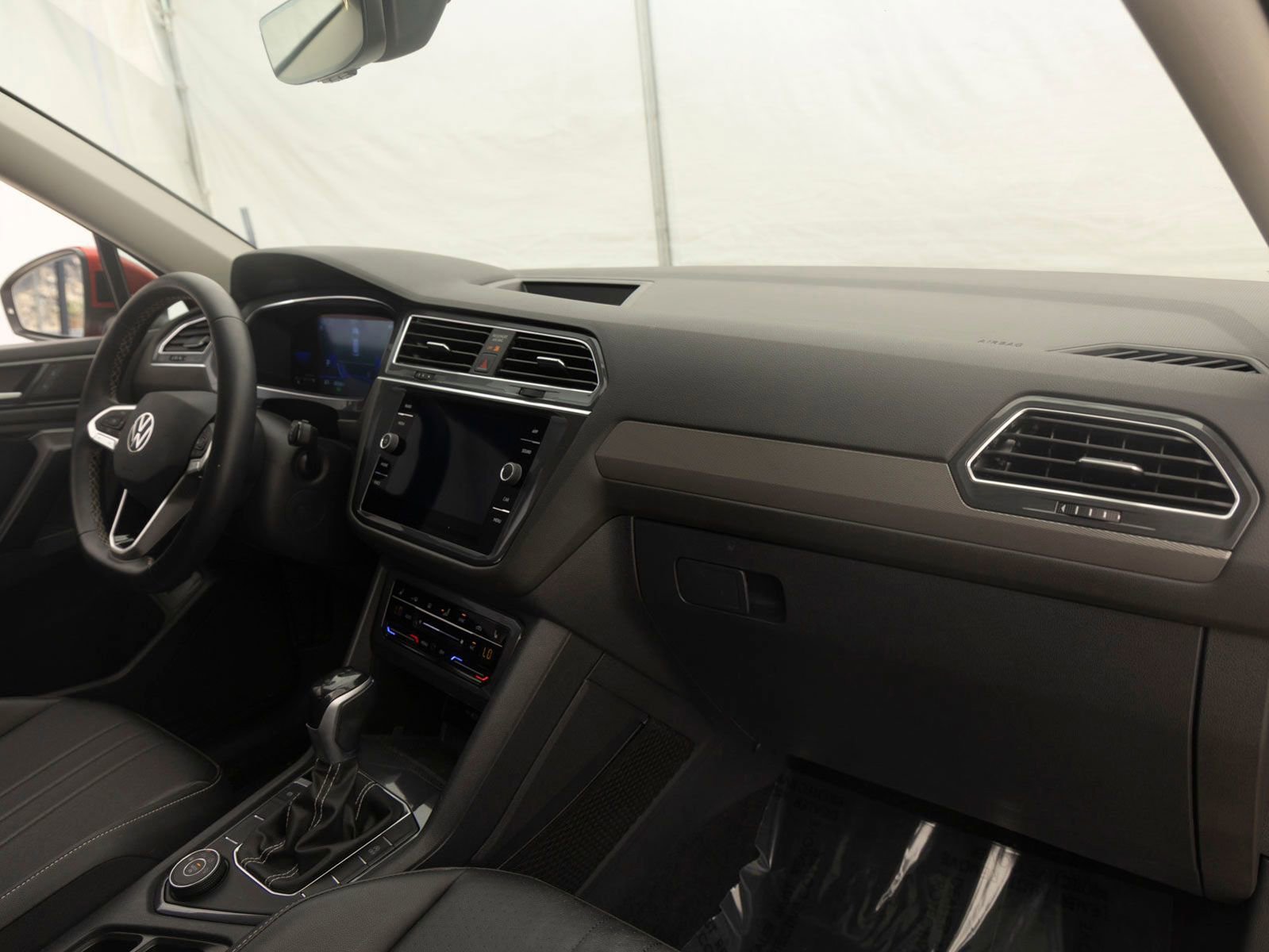 Used 2022 Volkswagen Tiguan SE w/ Panoramic Sunroof Package image 28