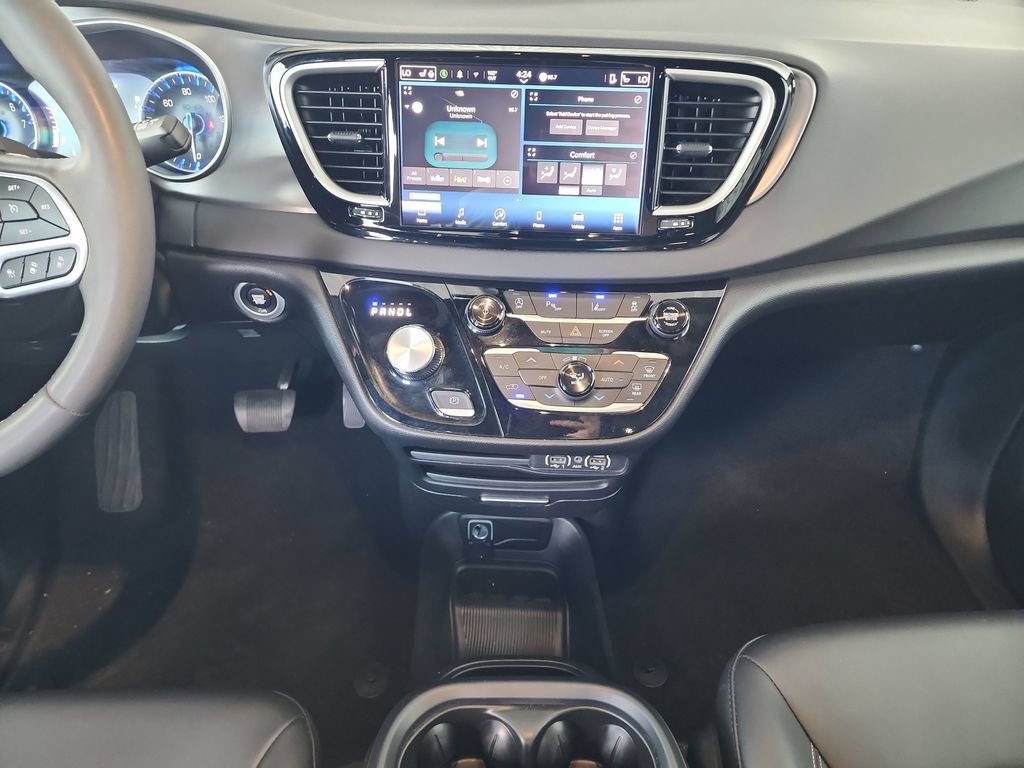 Used 2025 Chrysler Pacifica Select FWD image 19