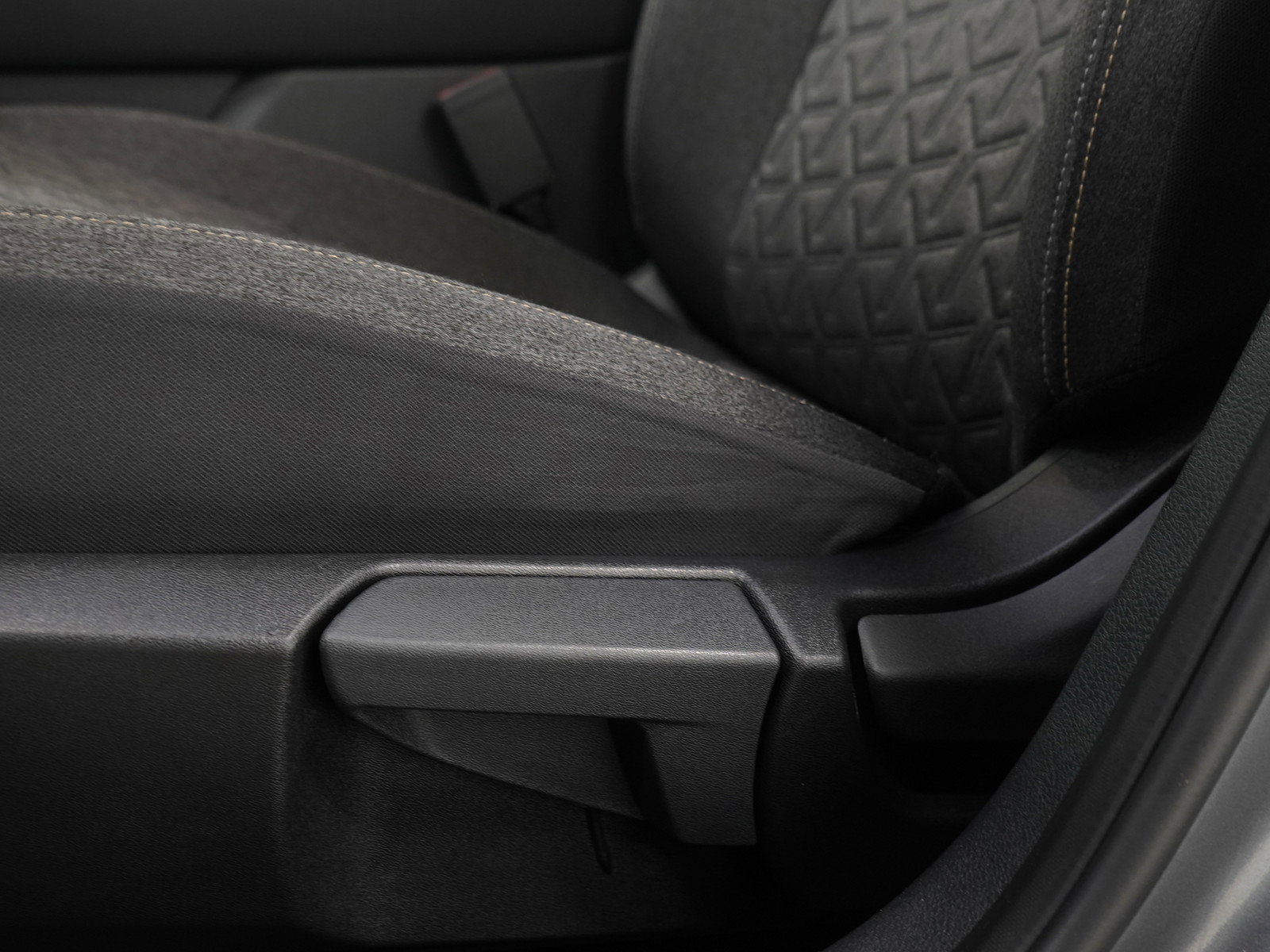 Used 2025 Nissan Kicks SV w/ SV Premium Package image 21