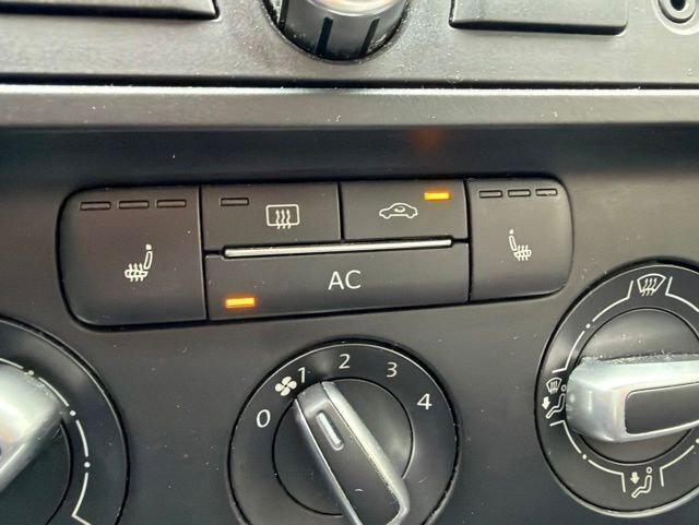 Used 2012 Volkswagen Jetta SEL FWD image 14