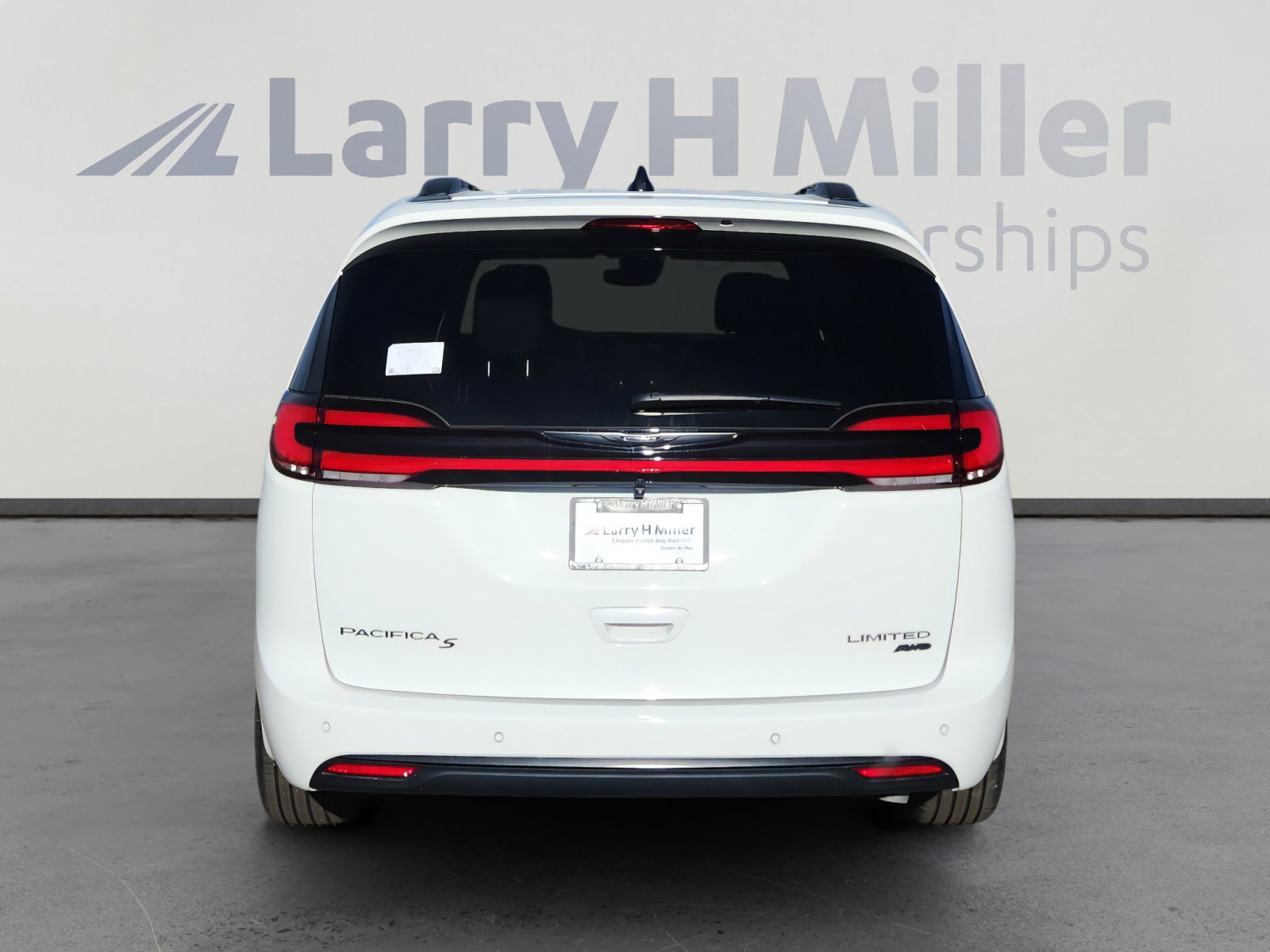 New 2026 Chrysler Pacifica Limited w/ S Appearance Package AWD/4WD image 5