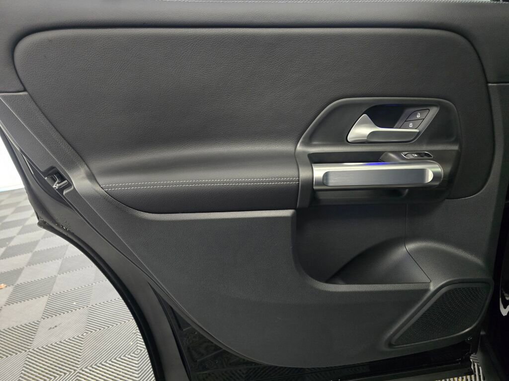 Used 2025 Mercedes-Benz GLB 250 4MATIC image 19