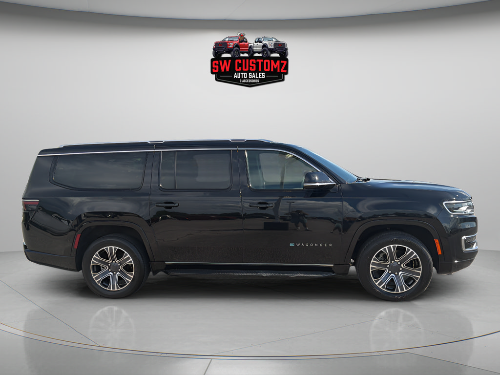 Used 2024 Jeep Wagoneer L Series II RWD image 8