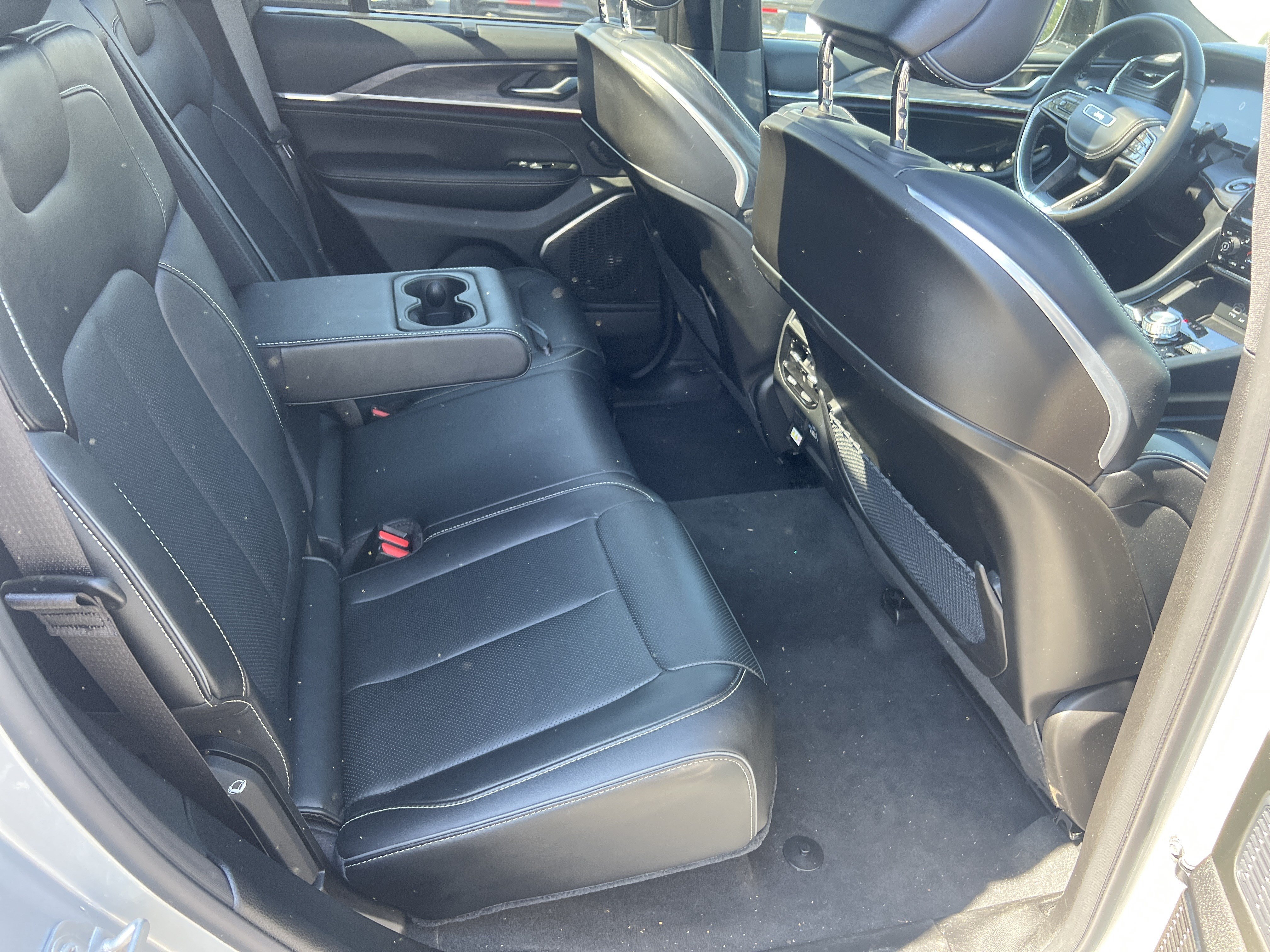 Used 2024 Jeep Grand Cherokee Overland w/ Luxury Tech Group IV AWD/4WD image 19