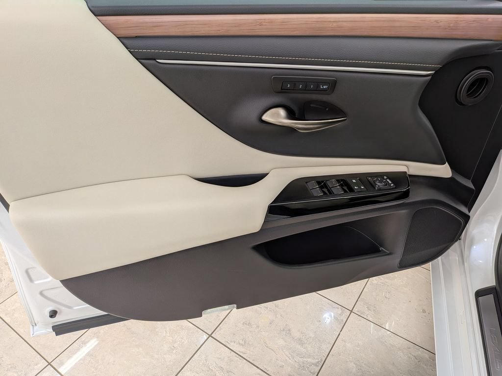 Used 2025 Lexus ES 300h w/ Premium Package FWD image 16