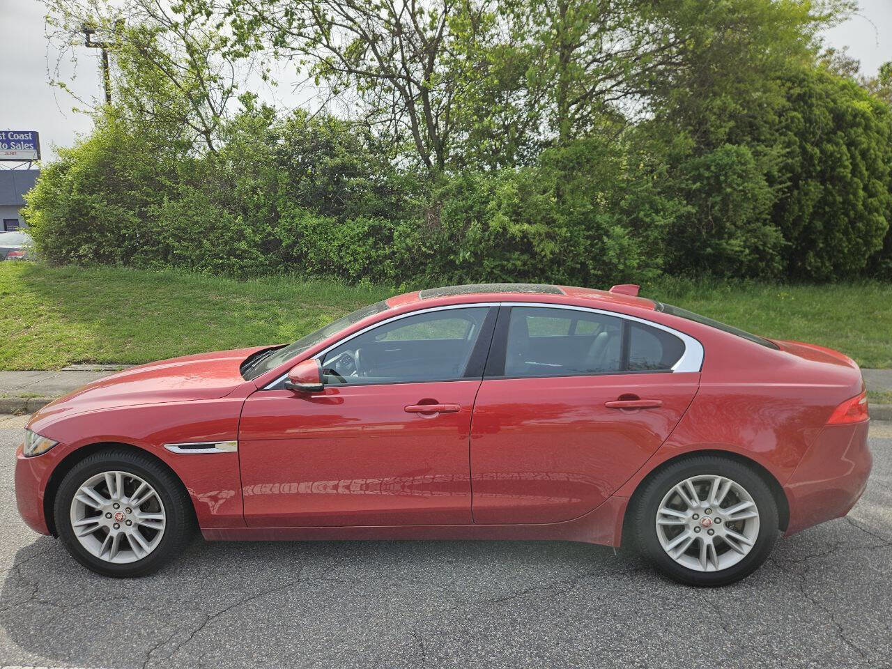 Used 2017 Jaguar XE Premium image 2