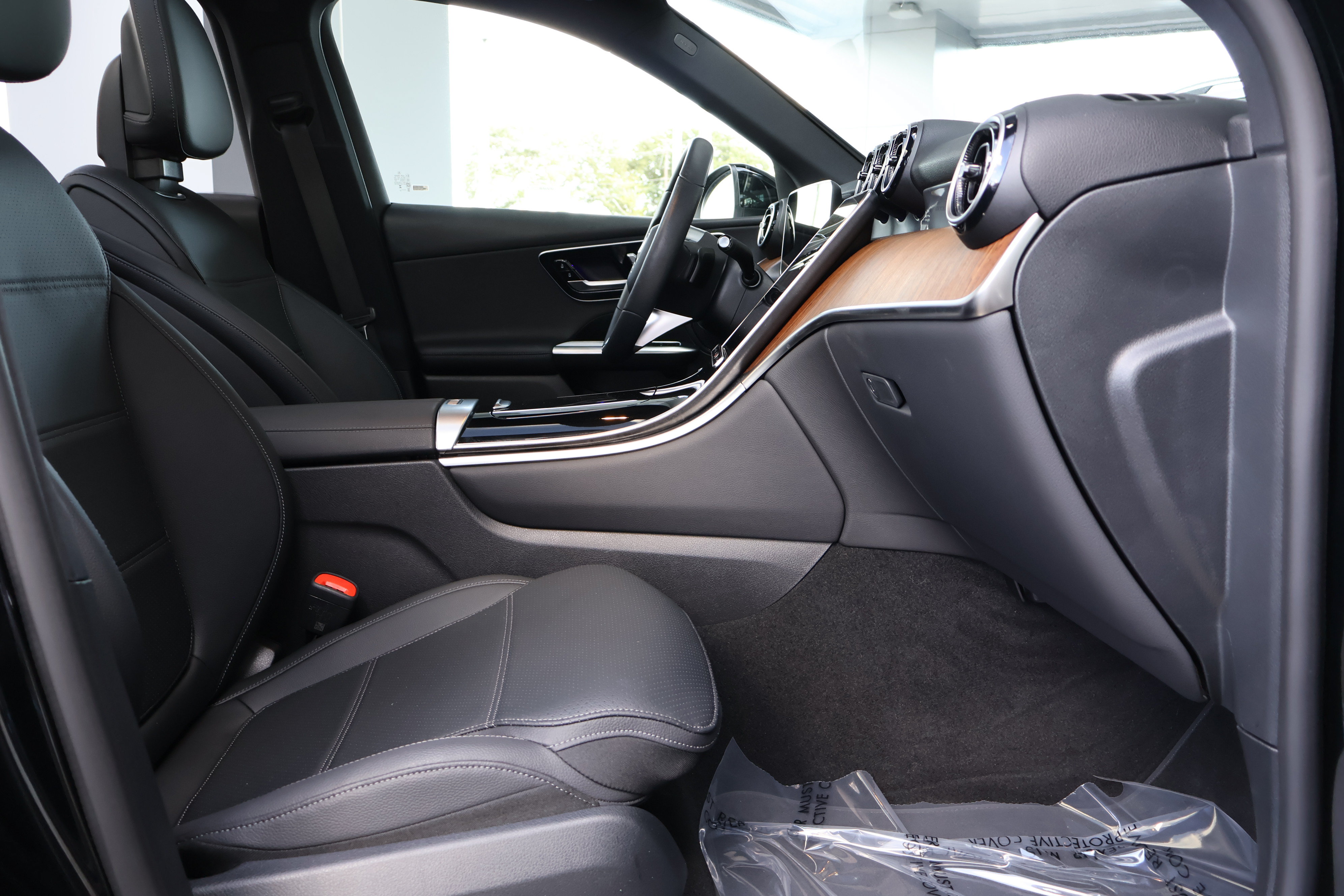 Used 2025 Mercedes-Benz GLC 300 image 30
