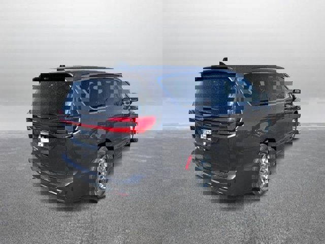 Used 2023 Chrysler Pacifica Touring-L image 7