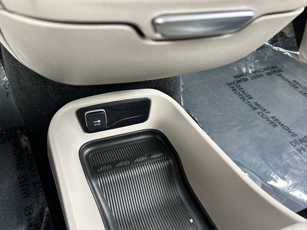 Used 2024 Chrysler Pacifica Touring-L image 34