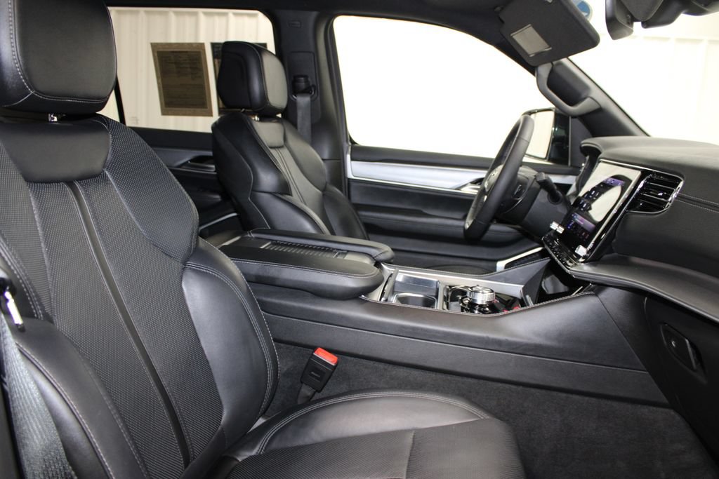 Used 2025 Jeep Wagoneer Series II w/ 8-Passenger Seating Package AWD/4WD image 34