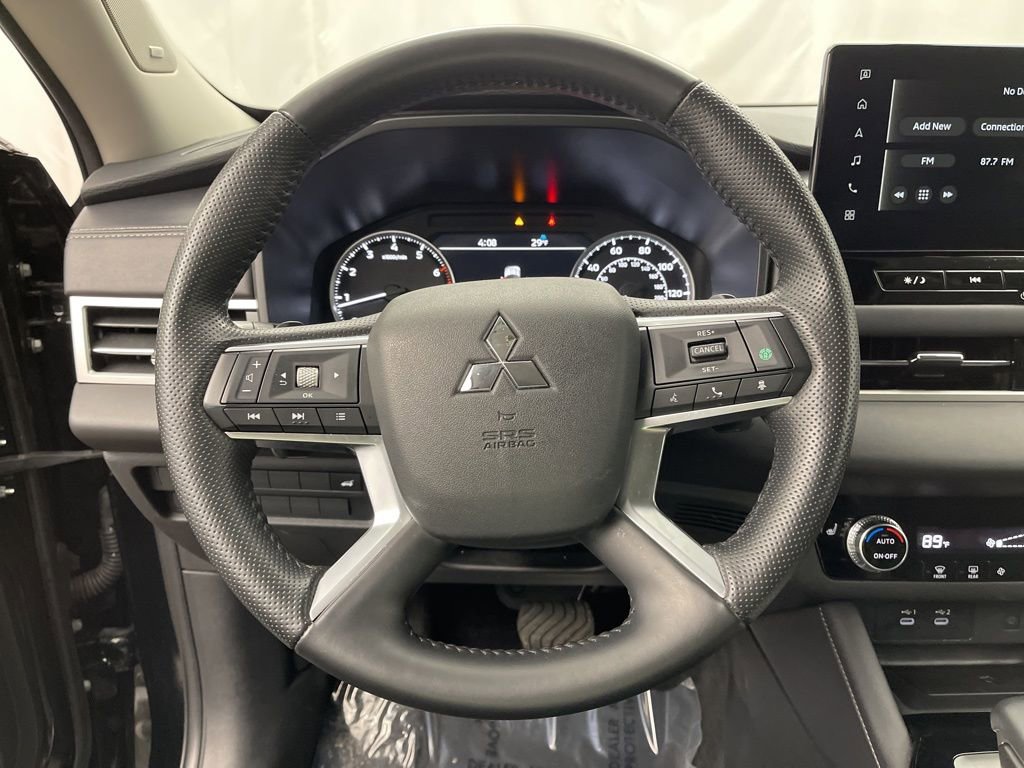 Used 2025 Mitsubishi Outlander SE image 6