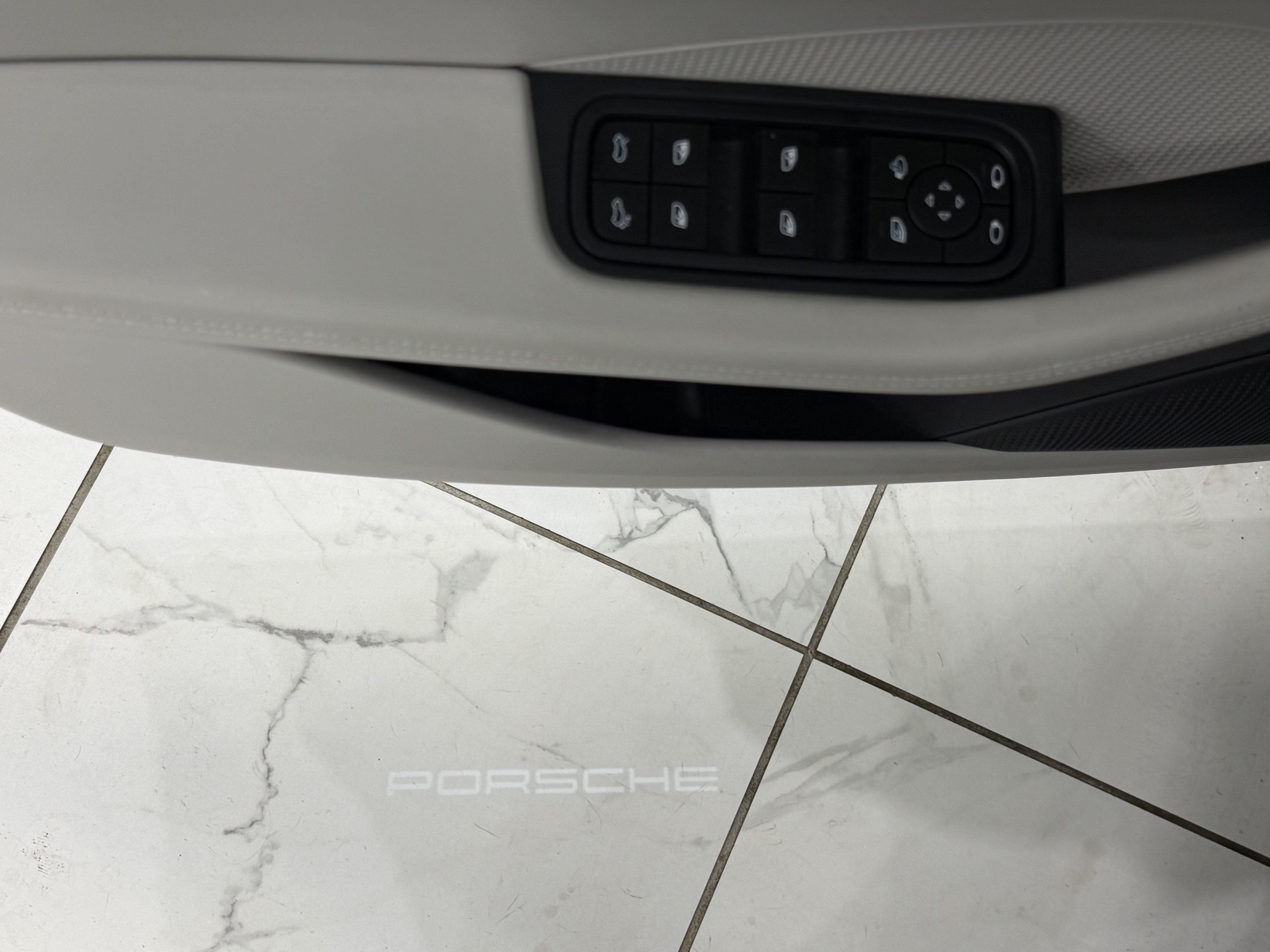 Certified 2025 Porsche Macan 4 Electric AWD/4WD image 28