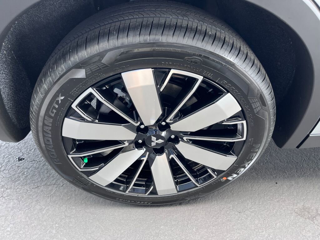 New 2025 Mitsubishi Outlander SE image 25
