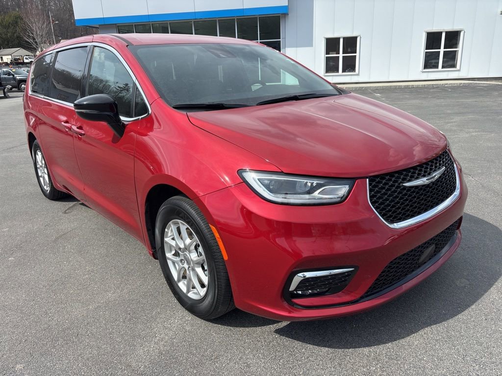 Used 2025 Chrysler Pacifica Select image 7