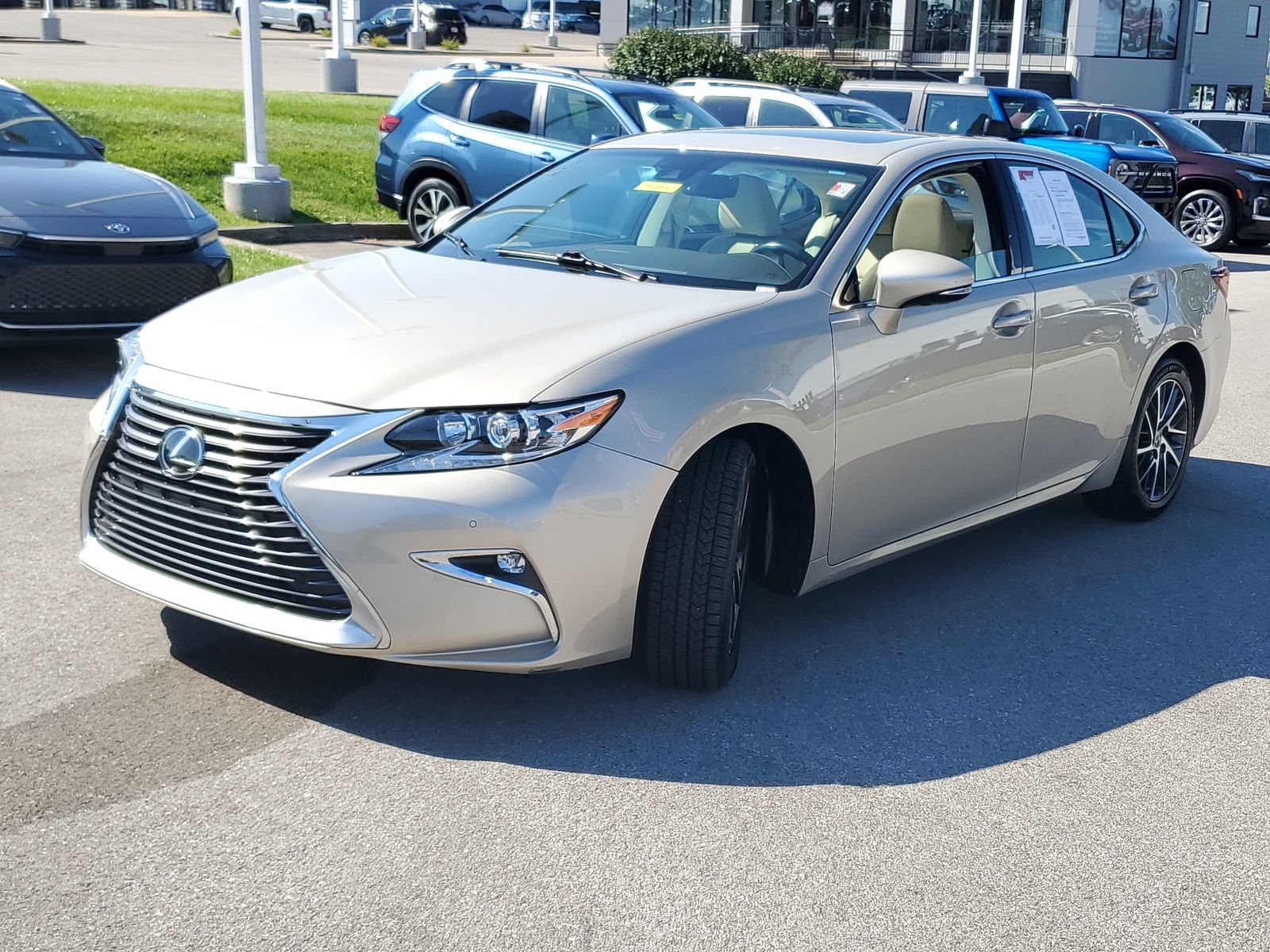 Used 2017 Lexus ES 350 w/ Premium Package FWD image 2