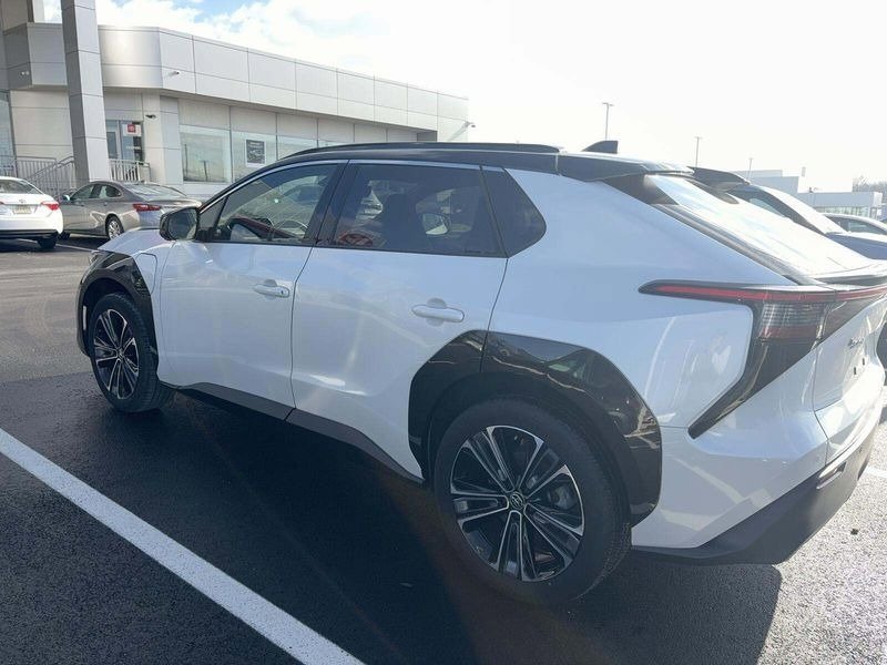 Used 2023 Toyota bZ4X Limited image 4