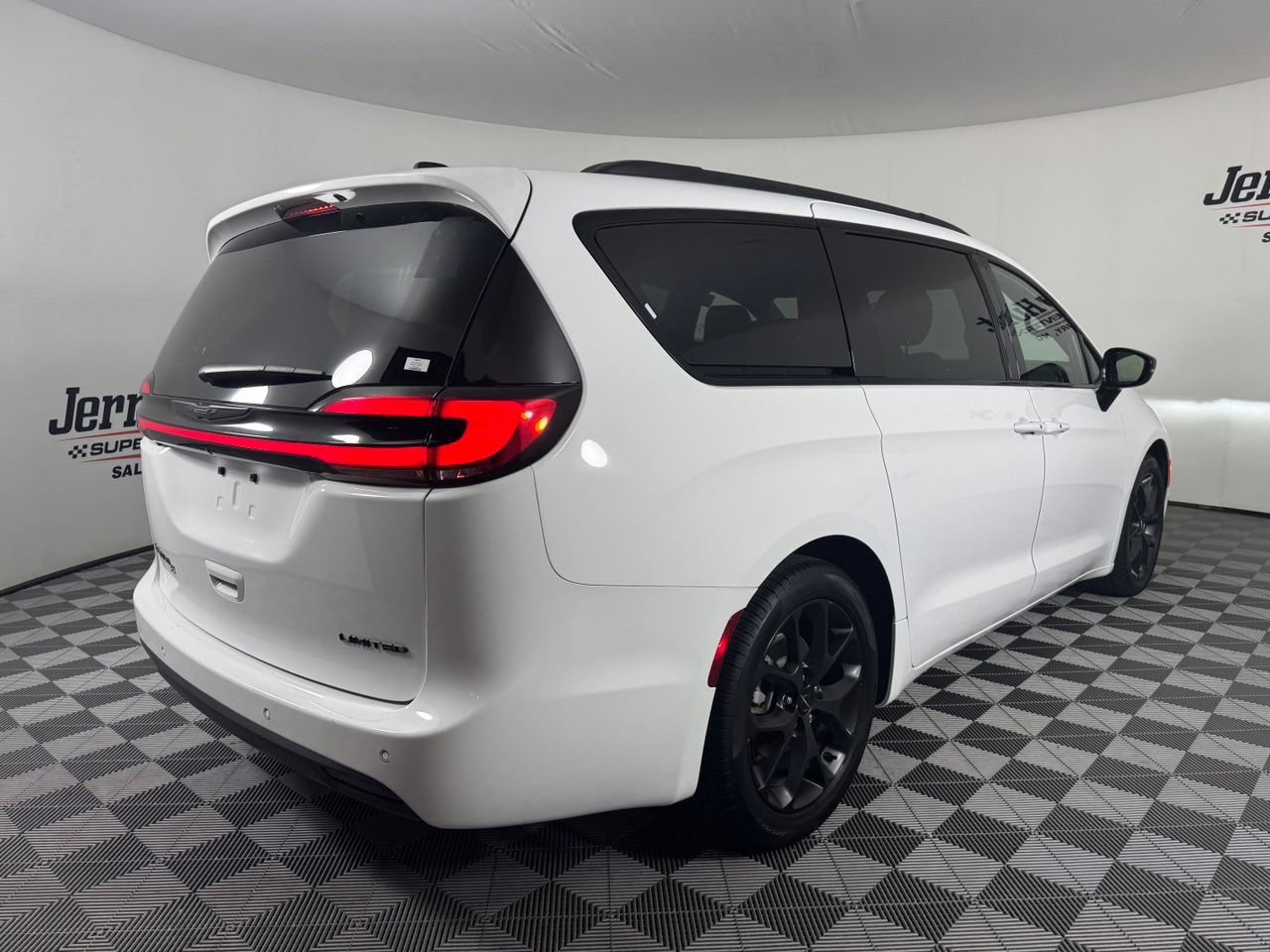 Used 2025 Chrysler Pacifica Limited FWD image 7