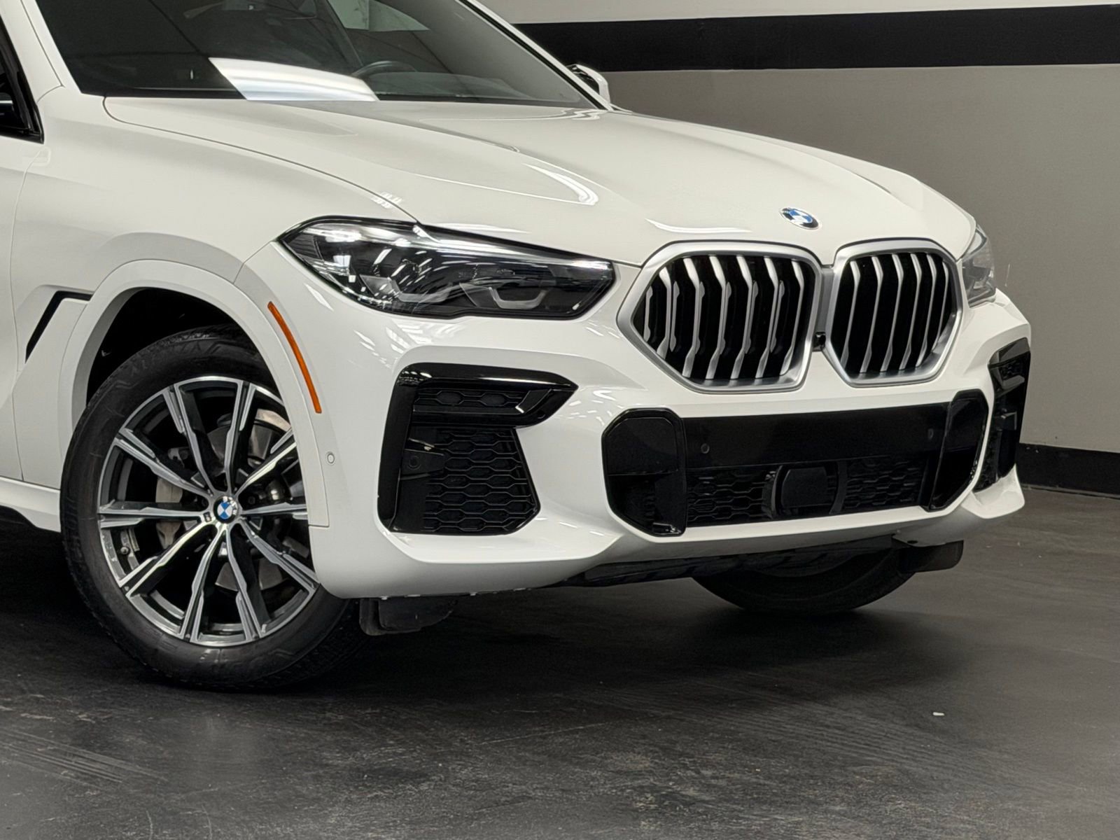 Used 2023 BMW X6 xDrive40i w/ M Sport Package AWD/4WD image 3