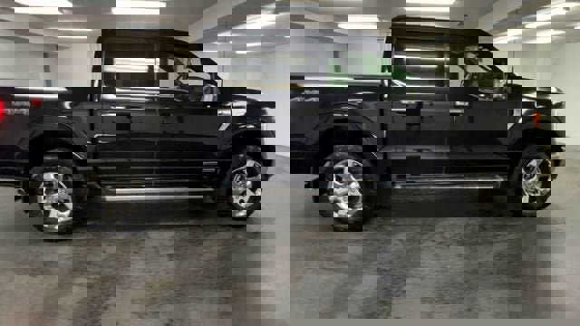 Used 2023 Ford F150 Lariat w/ Trailer Tow Package image 9