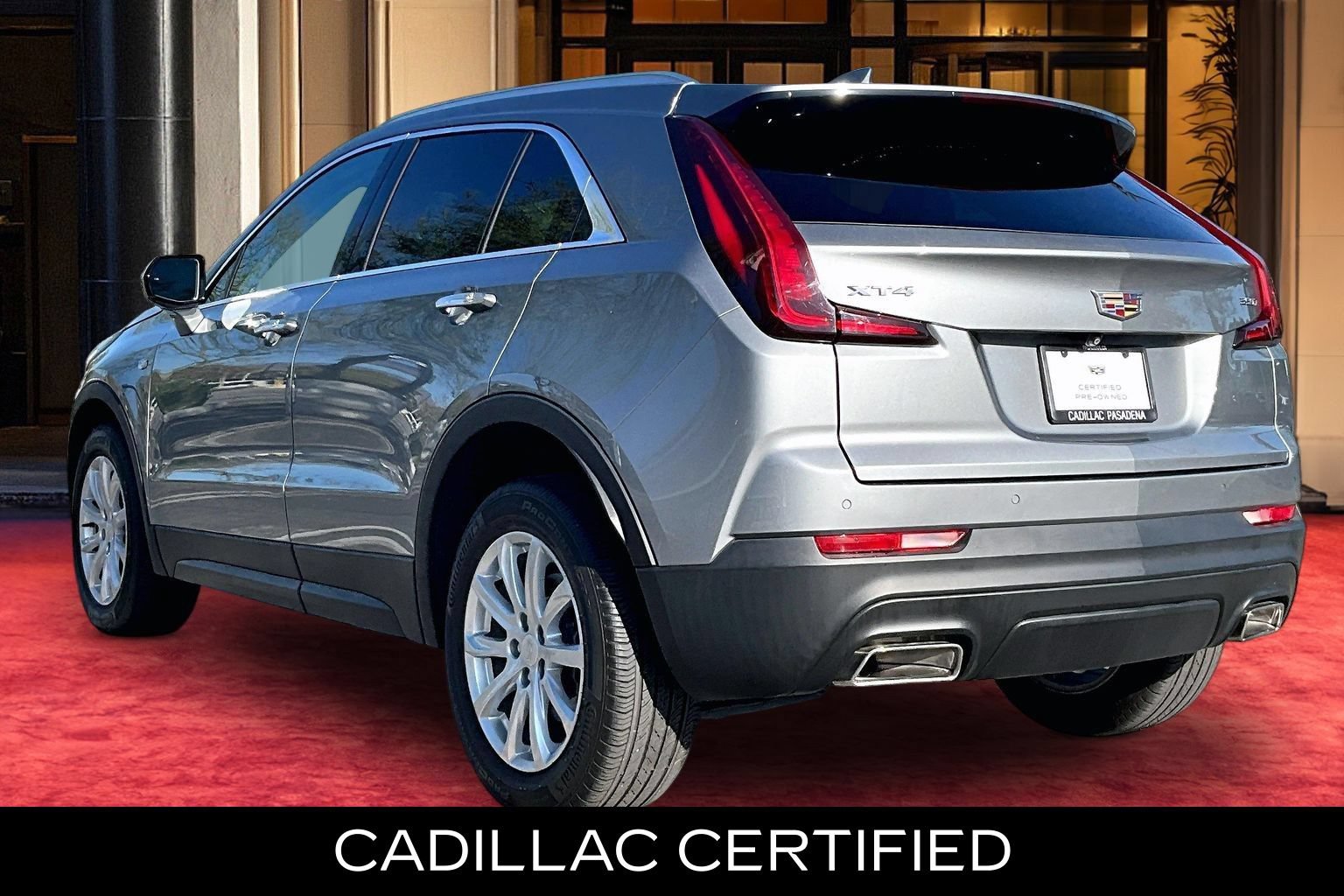 Used 2023 Cadillac XT4 Luxury w/ Cold Weather Package FWD image 4