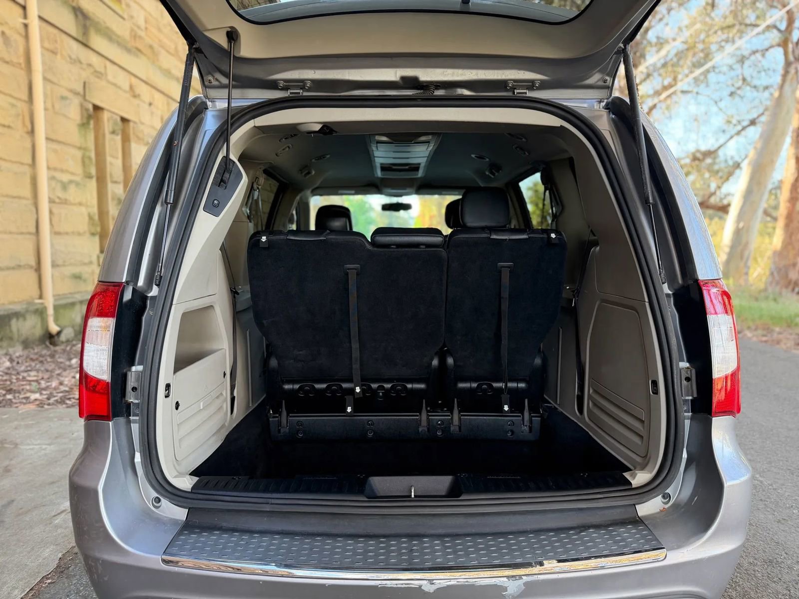 Used 2015 Chrysler Town & Country Touring FWD image 20