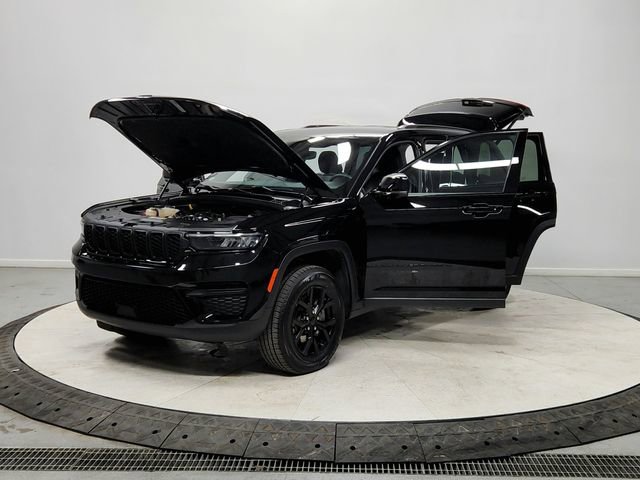 Used 2024 Jeep Grand Cherokee Altitude image 11