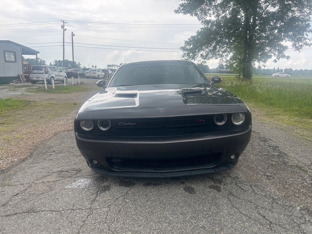 Used 2015 Dodge Challenger SXT RWD image 2