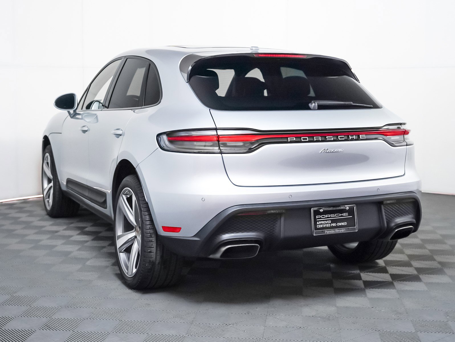 Certified 2025 Porsche Macan image 3