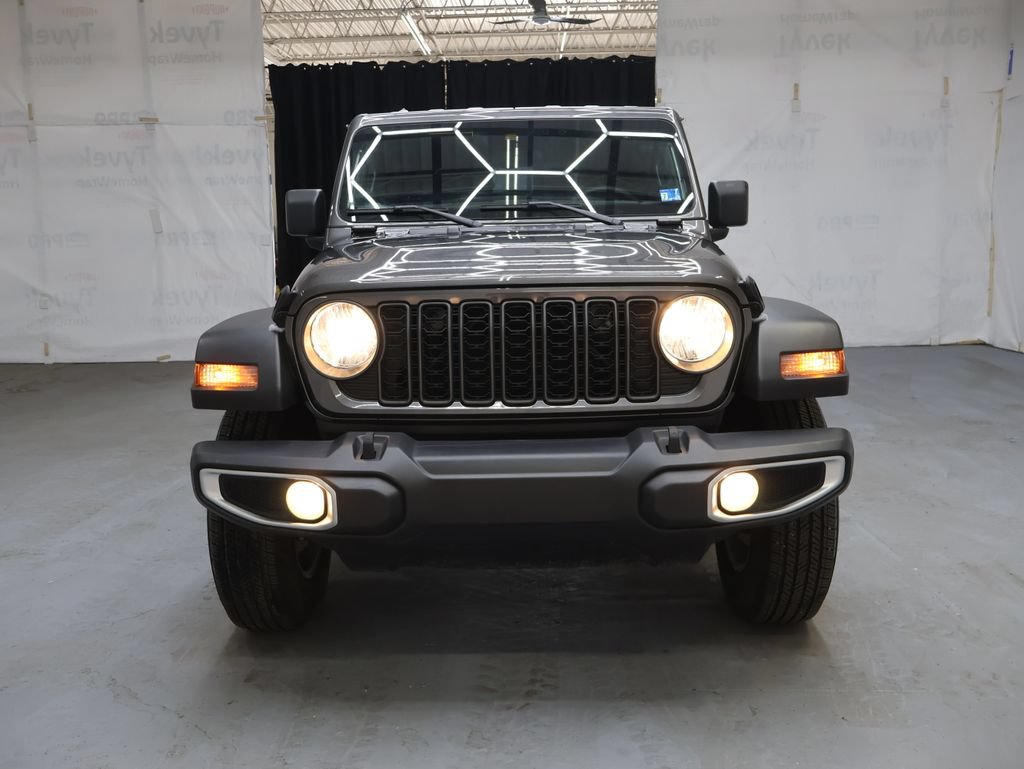 Used 2025 Jeep Gladiator Sport AWD/4WD image 2