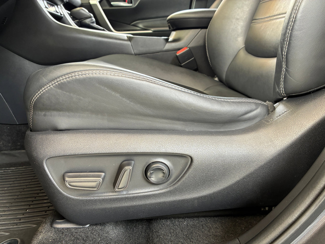 Used 2021 Toyota RAV4 XLE Premium image 37