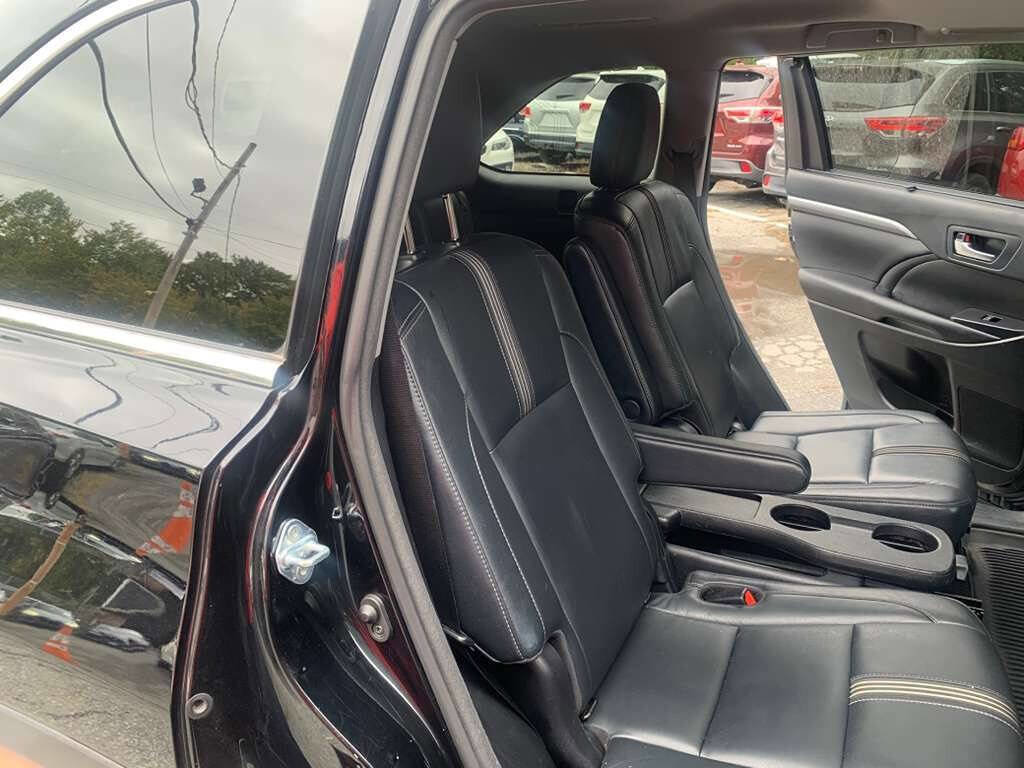 Used 2018 Toyota Highlander SE image 28
